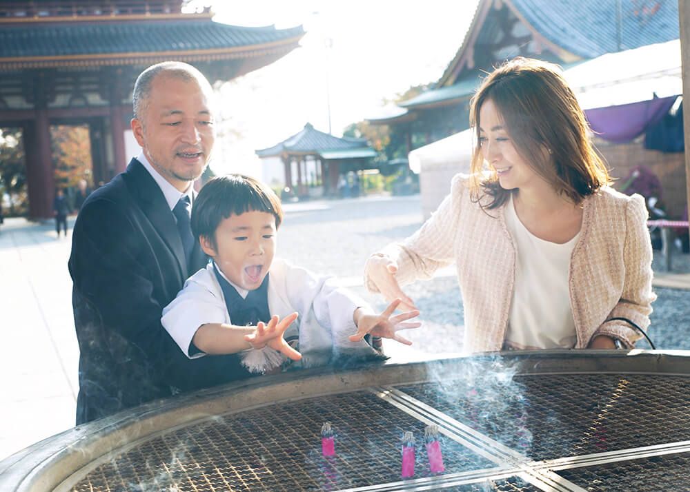 池上本門寺のお焼香炉で煙を浴びる七五三の男の子