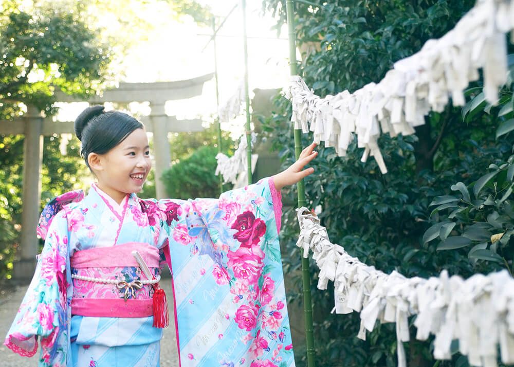 氷川台氷川神社でおみくじを結ぶ七五三の女の子