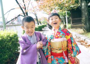 荏原神社の参道を走る七五三の兄弟