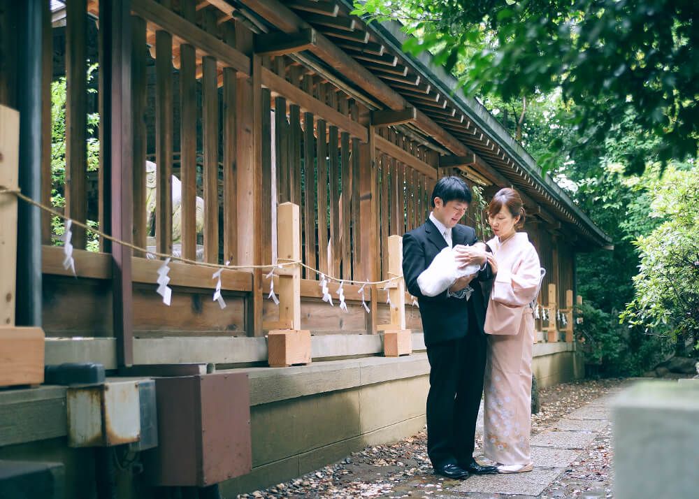 川越氷川神社でお宮参りの家族