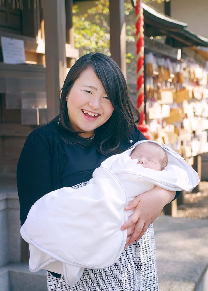 新座市武野神社でお宮参りの赤ちゃんを抱っこするママ