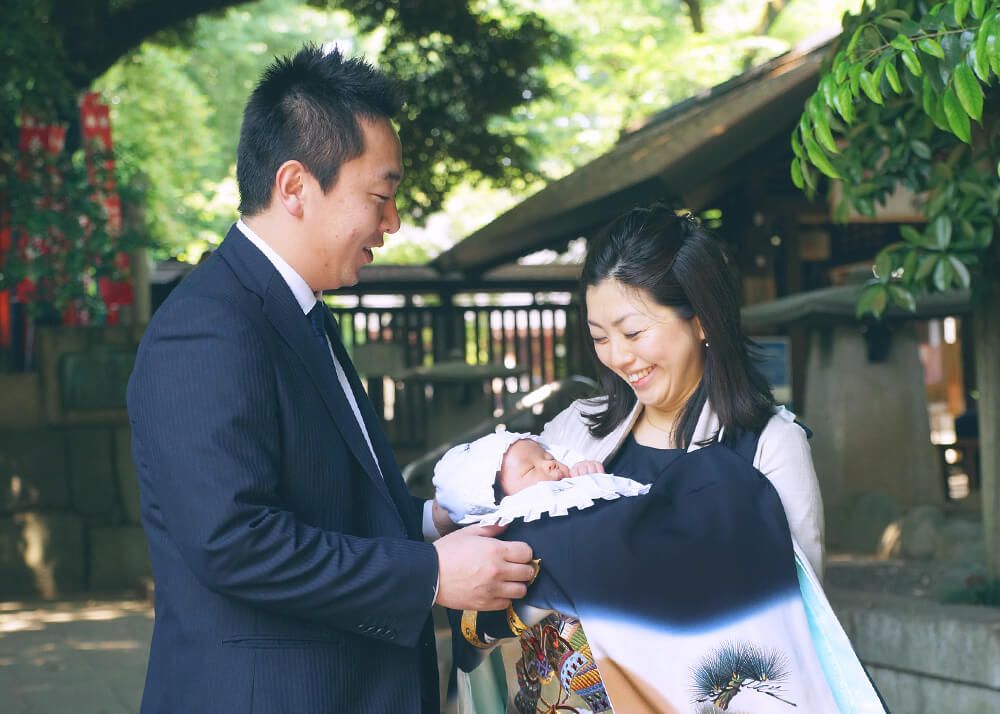 大宮氷川神社でお宮参りの赤ちゃん