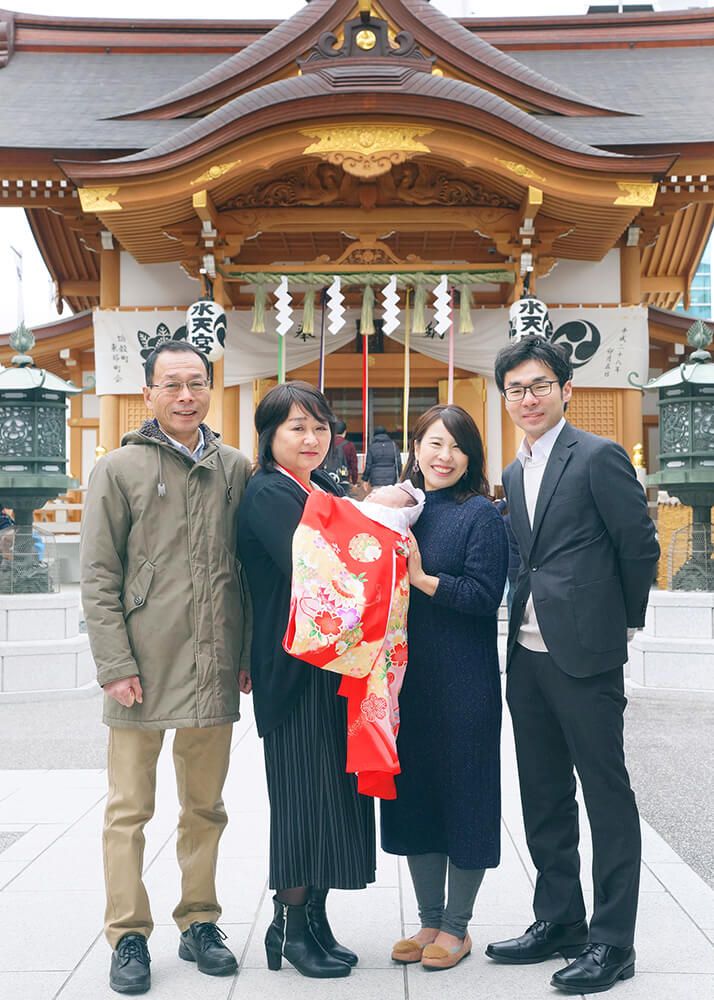 東京水天宮の本殿前でお宮参りの集合写真