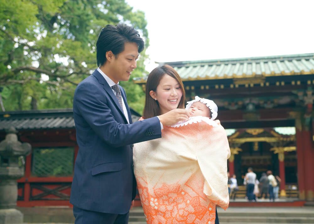 文京区根津神社でお宮参りの家族