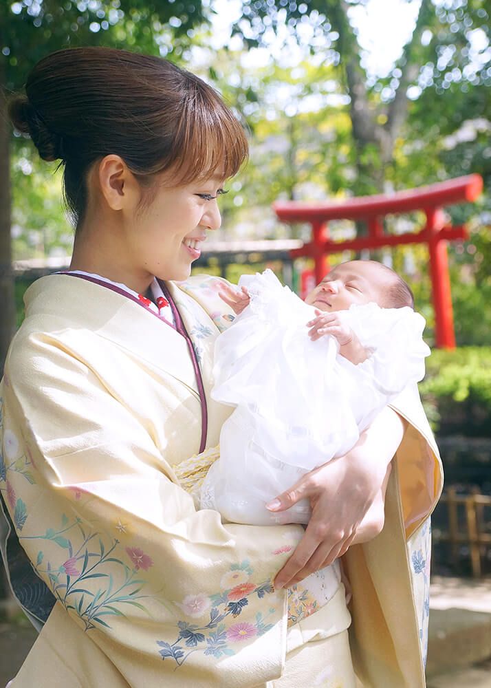 大宮氷川神社でのお宮参りで赤ちゃんを抱っこするママ