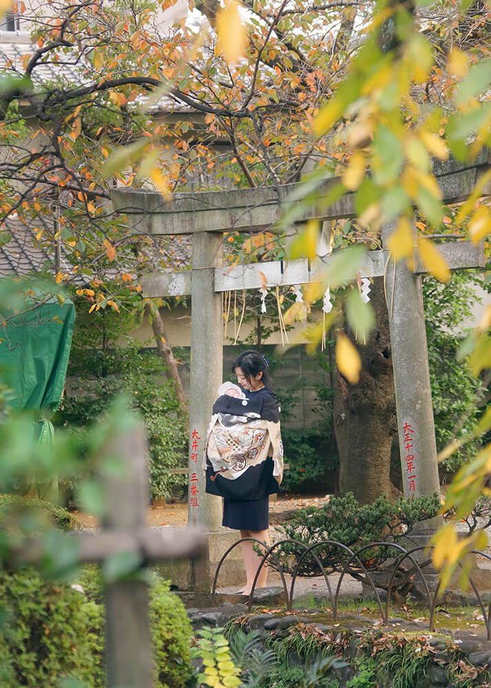 天祖諏訪神社でお宮参りの家族