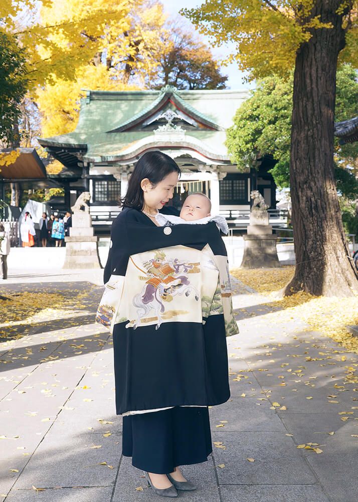 亀有香取神社でのお宮参りで黒い祝い着をかけたママ