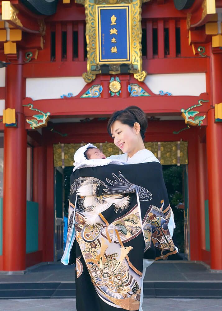 赤坂日枝神社でお宮参りの赤ちゃん