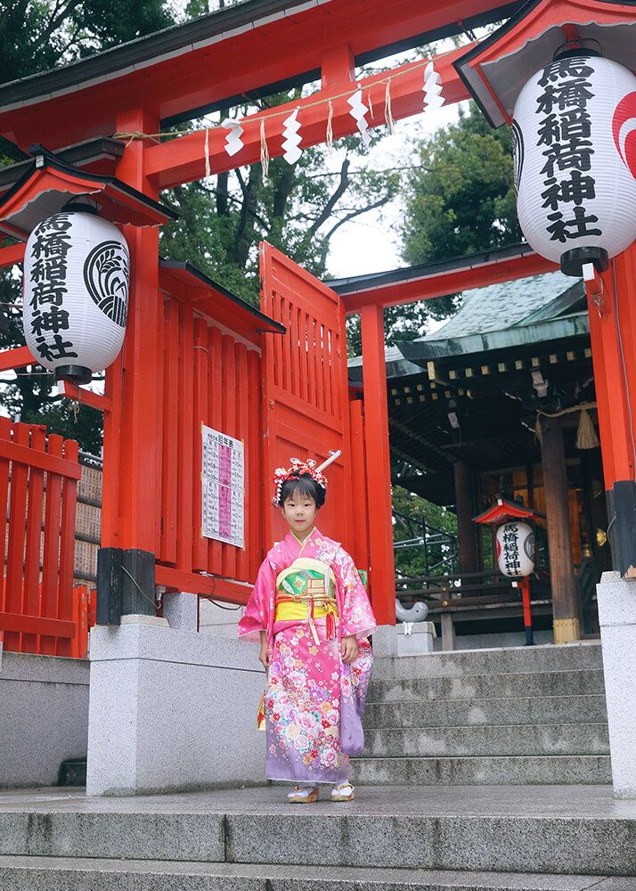 馬橋稲荷神社の本殿の上がる七五三の女の子