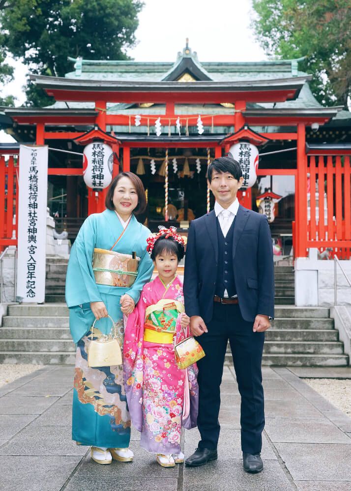 馬橋稲荷神社の本殿前で七五三の家族