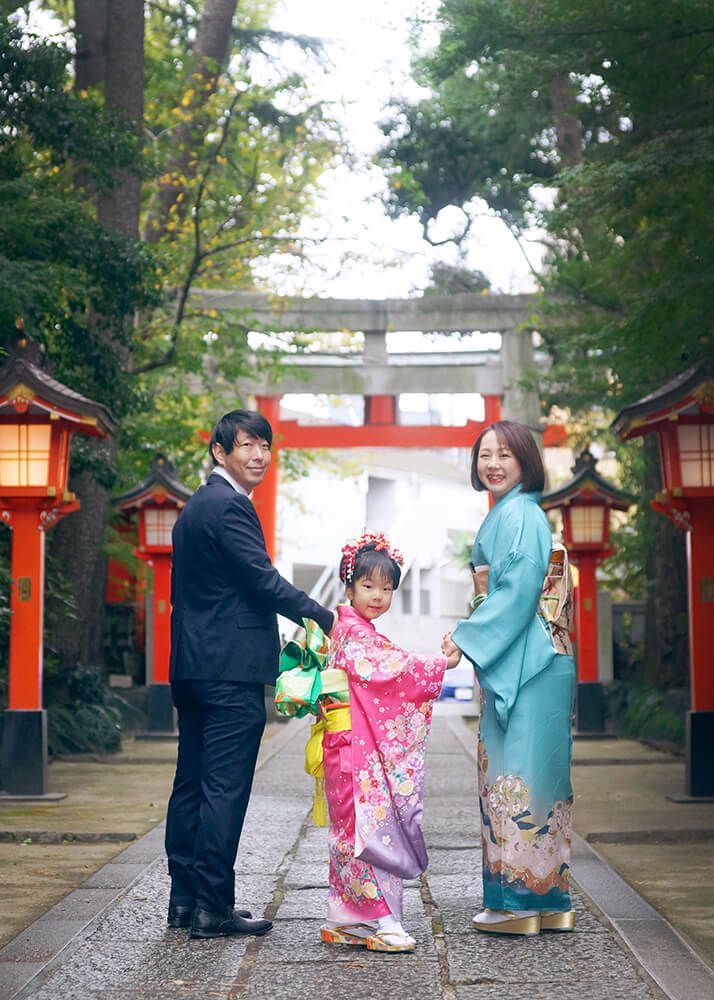 馬橋稲荷神社の参道を歩く七五三の家族