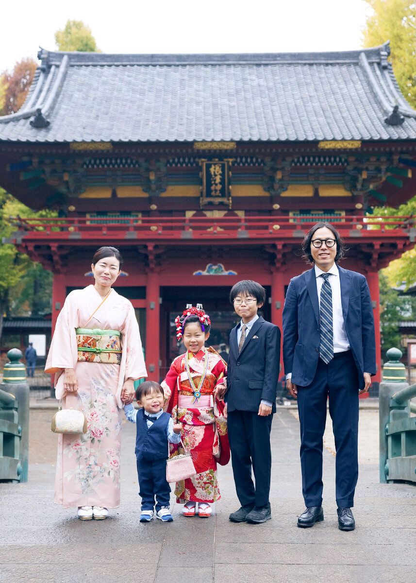 根津神社の楼門の前で七五三の集合写真