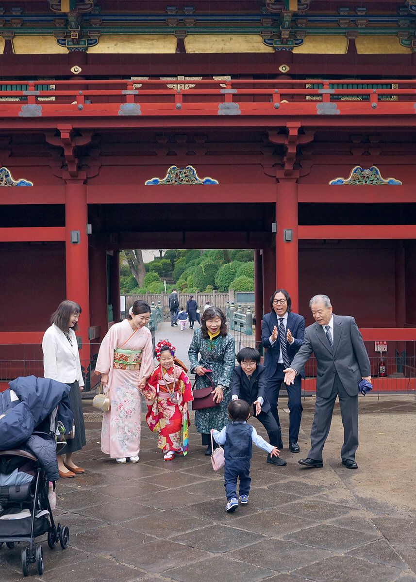 根津神社の参道に集まる祖父母