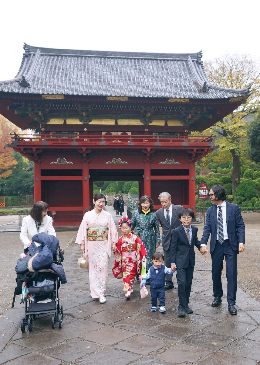 根津神社の参道を歩く七五三の家族