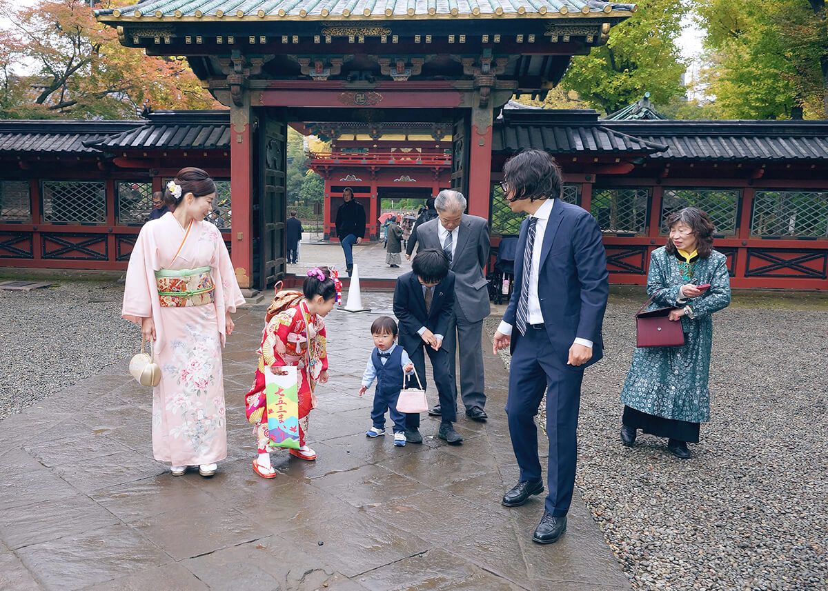 根津神社の参道を歩く七五三の家族