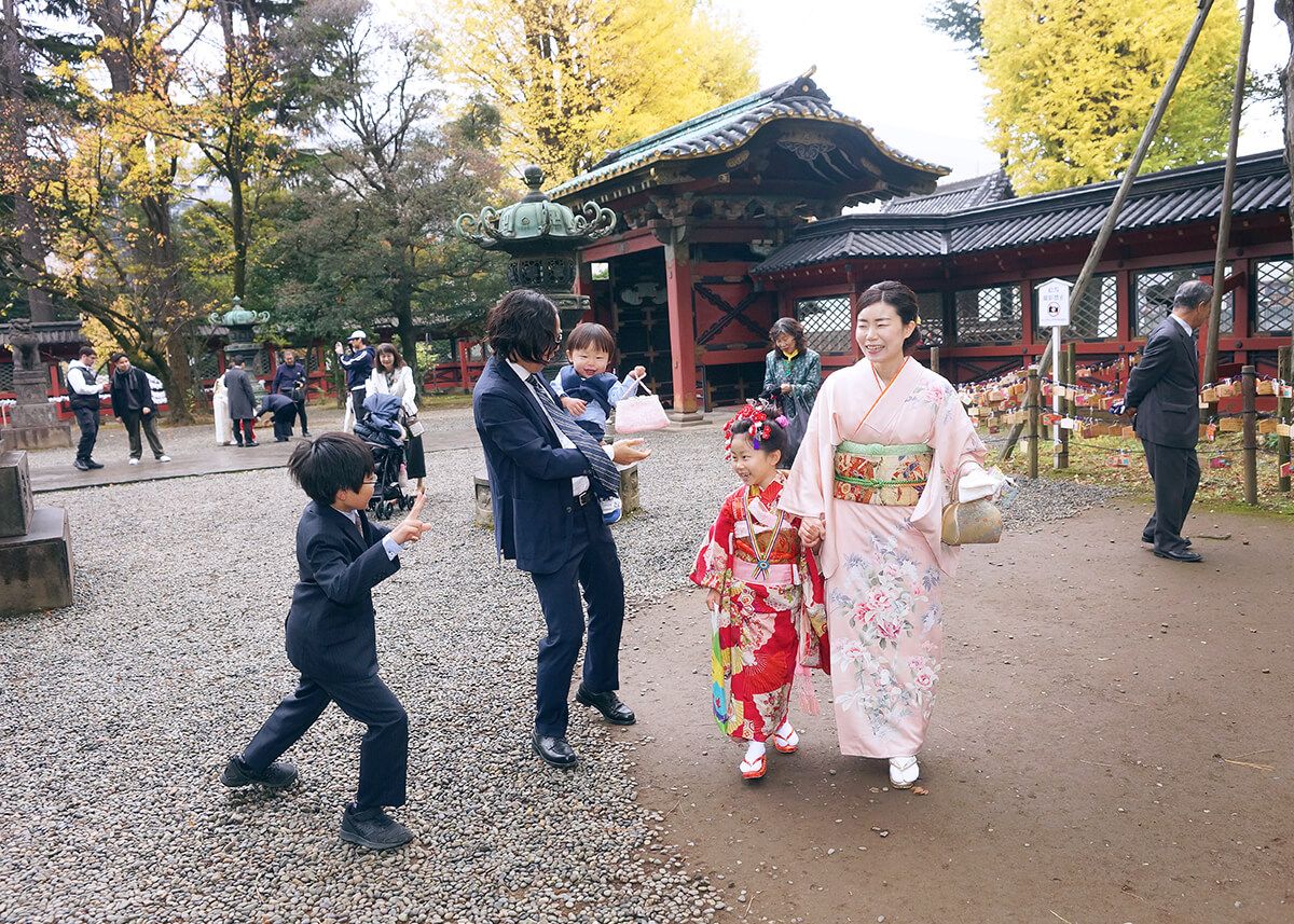 根津神社の境内を散策する七五三の家族