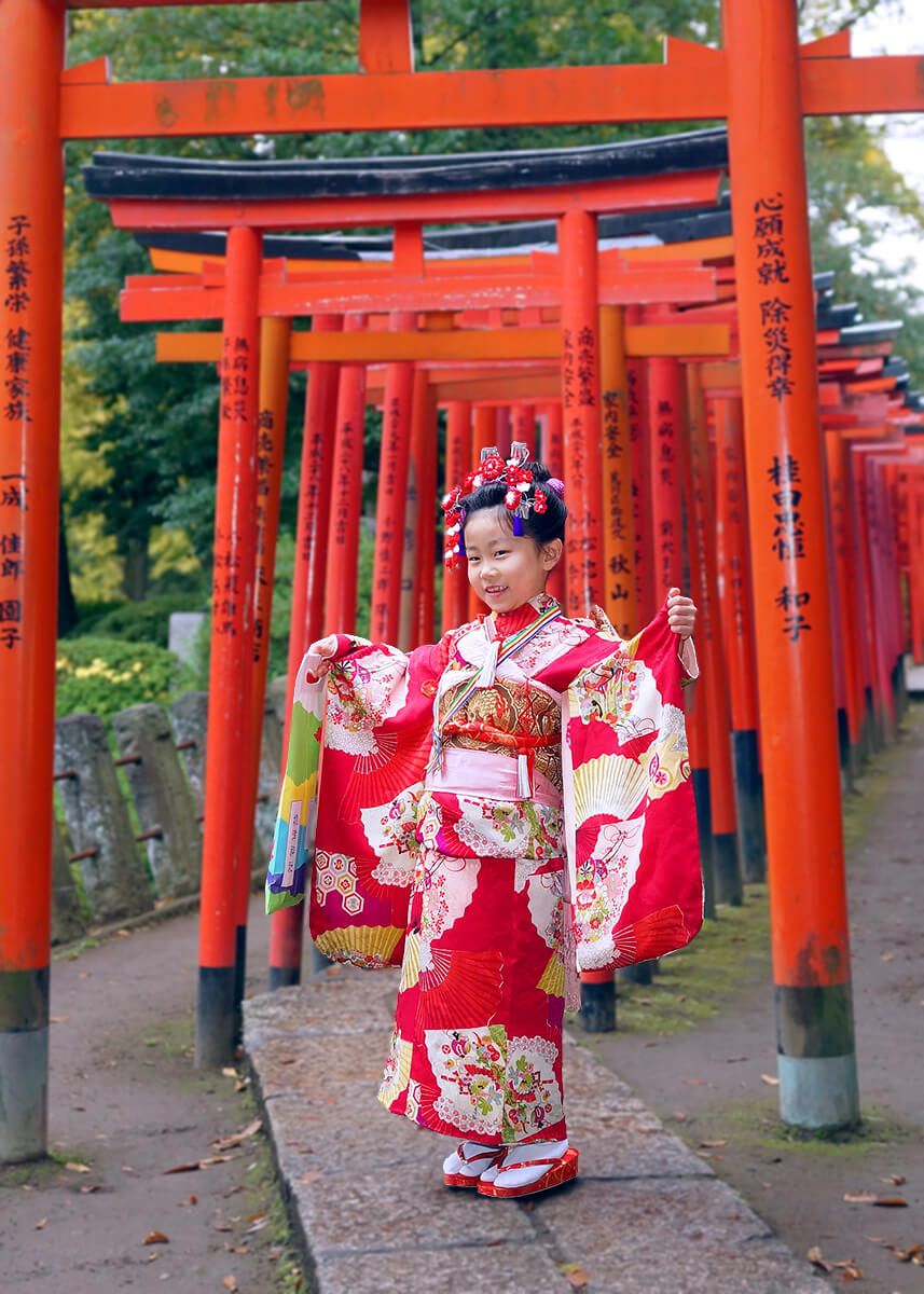 根津神社の千本鳥居の前でポーズをとる女の子