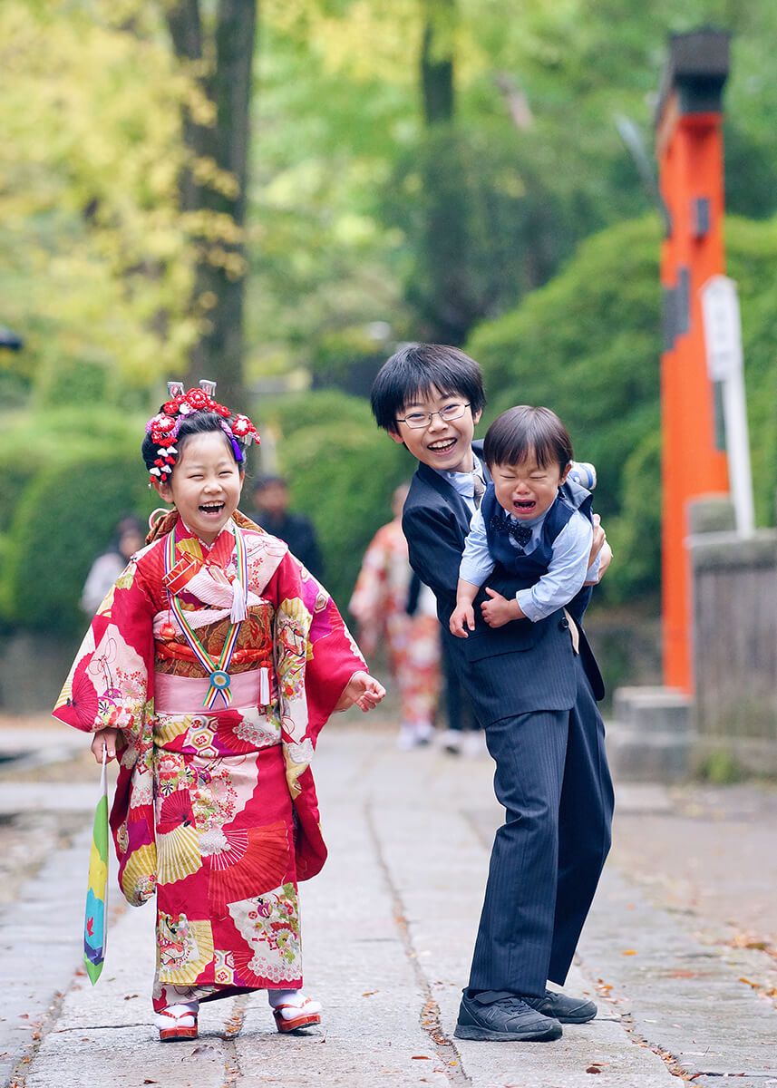 泣き出す弟を抱えるお兄ちゃん