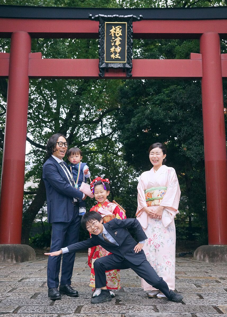 根津神社の鳥居の前で七五三の家族写真