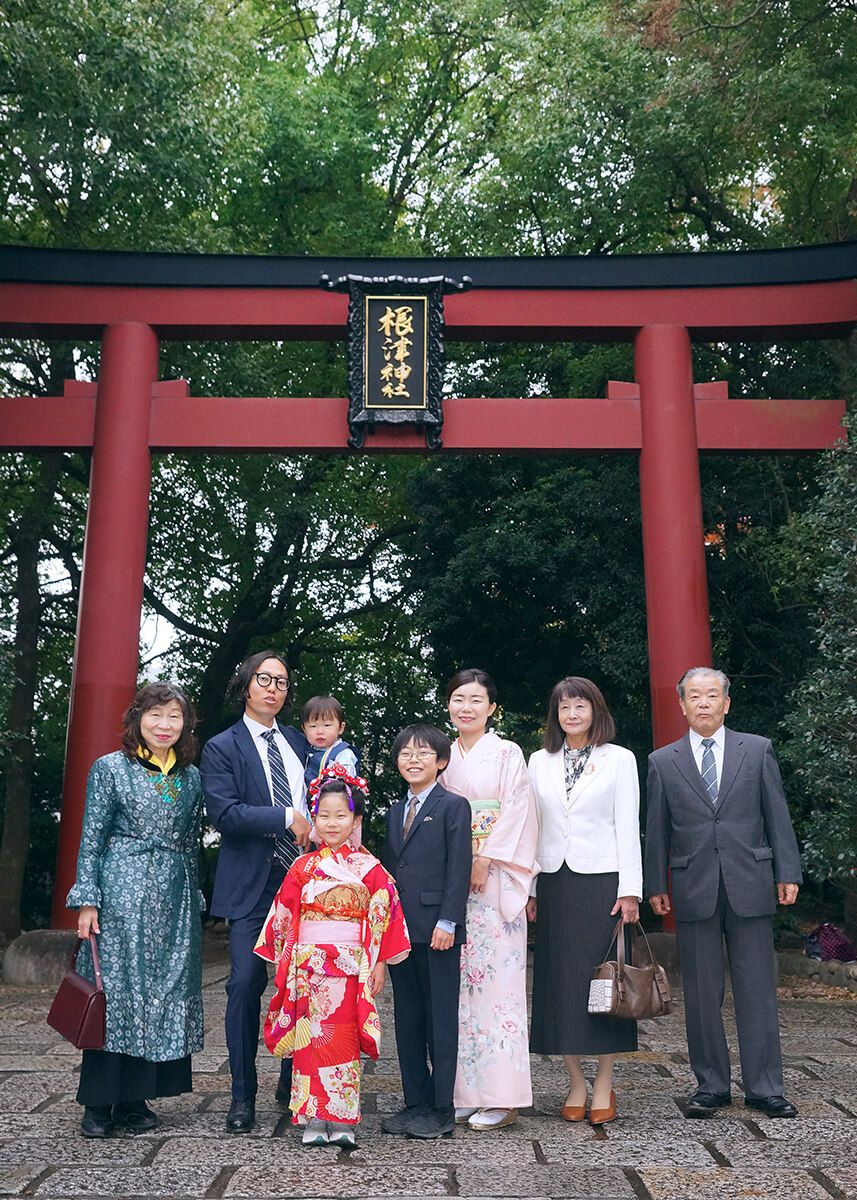 根津神社の鳥居の前で七五三の集合写真