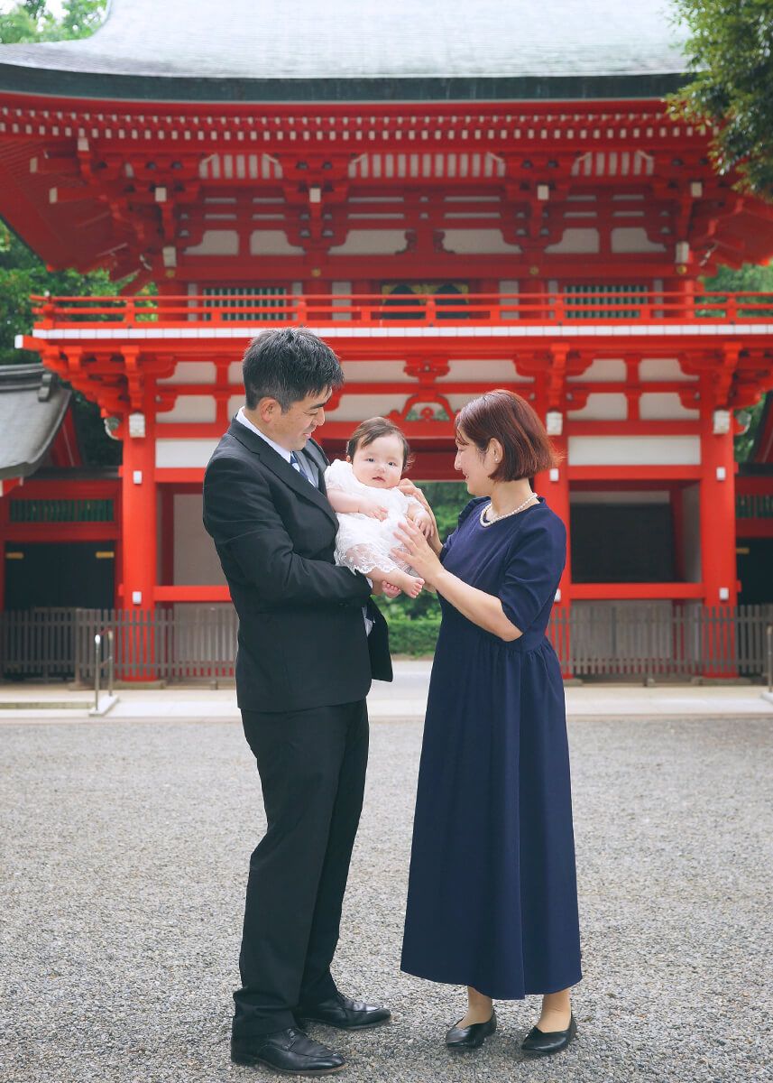 井草八幡宮の楼門前で赤ちゃんを抱っこするパパ