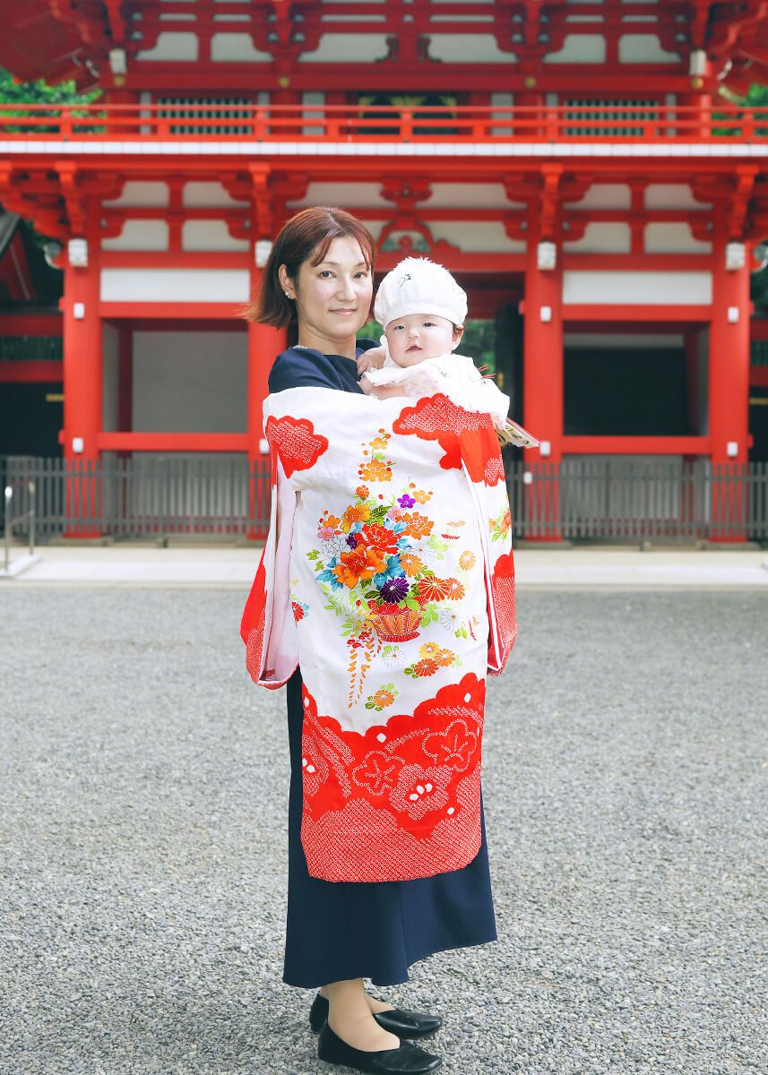 井草八幡宮でお宮参りの祝い着（産着）を掛けたママ