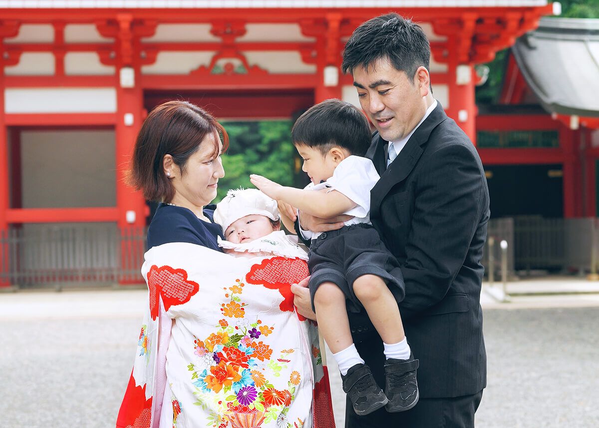 井草八幡宮の楼門前で家族写真