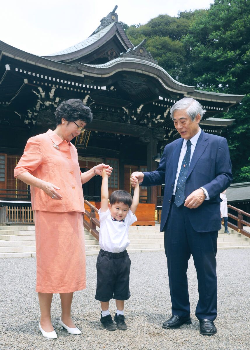 拝殿前で祖父母様と遊ぶお兄ちゃん