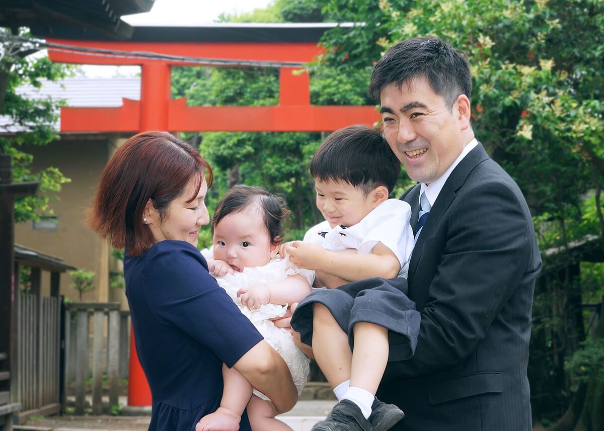 井草八幡宮の大鳥居の前でお宮参りの家族写真