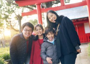 千束八幡神社で家族写真