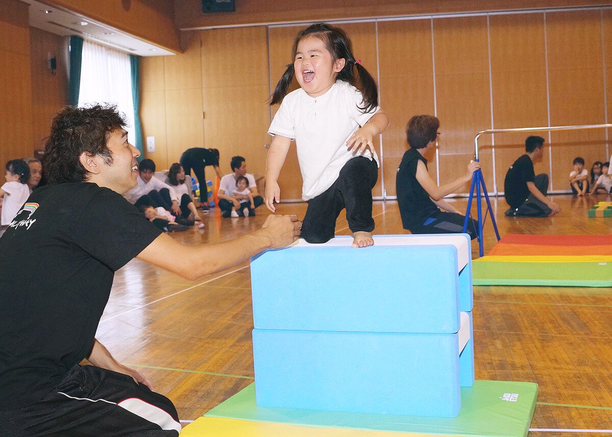 保育園の運動会で跳び箱を飛ぶ女の子