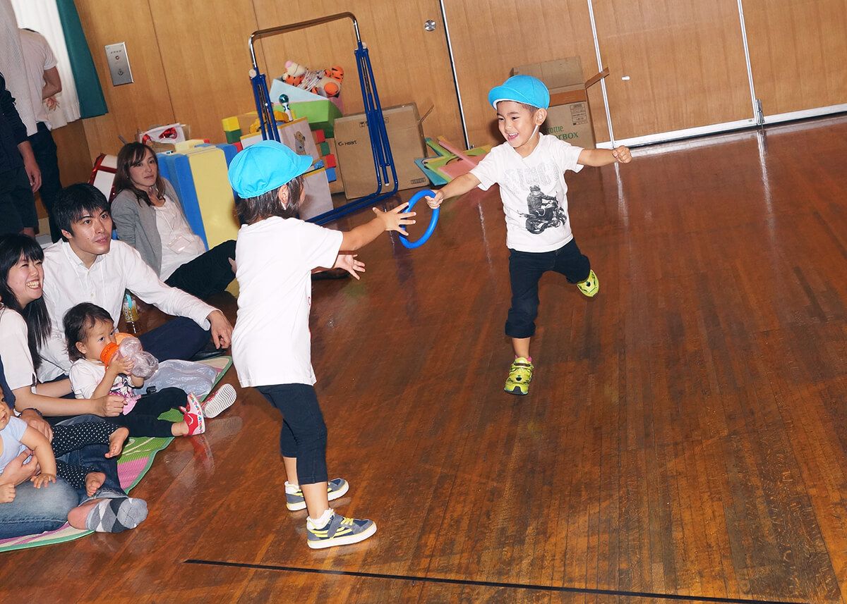 東京都新宿区保育園の運動会で走る子どもたち