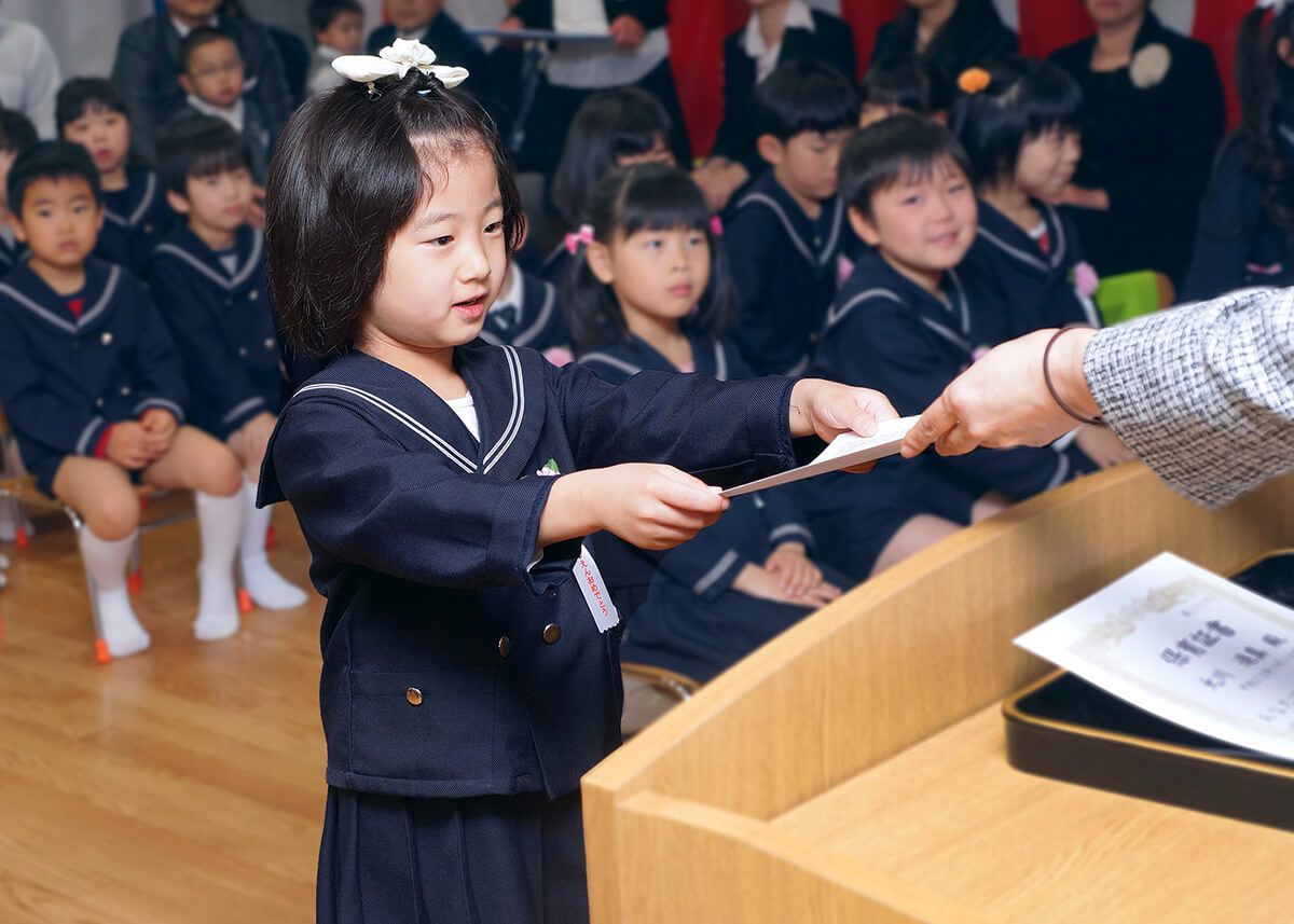 保育園の卒園式で卒業証書をもらう女の子