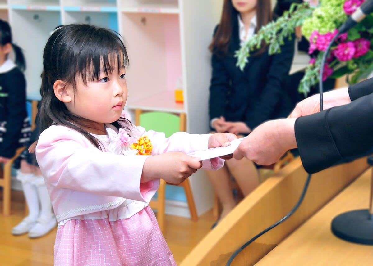 東京都杉並区の幼稚園で保育園の卒園式で証書授与