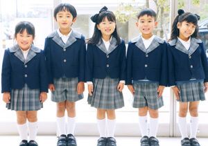 東京都渋谷区の保育園で卒園式の制服姿の子供達