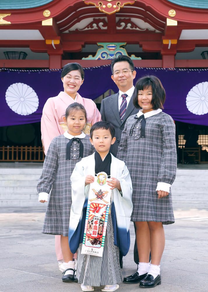 赤坂日枝神社の本殿前で七五三の集合写真