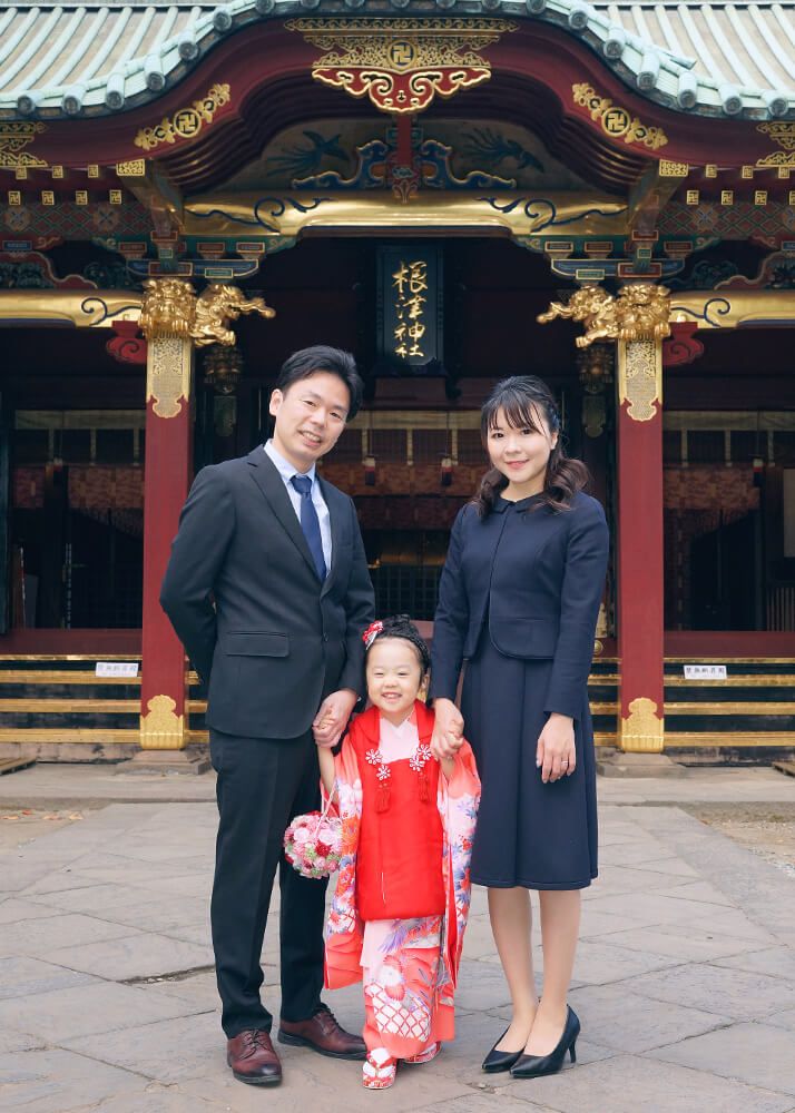 根津神社の本殿前で3歳女の子の七五三写真