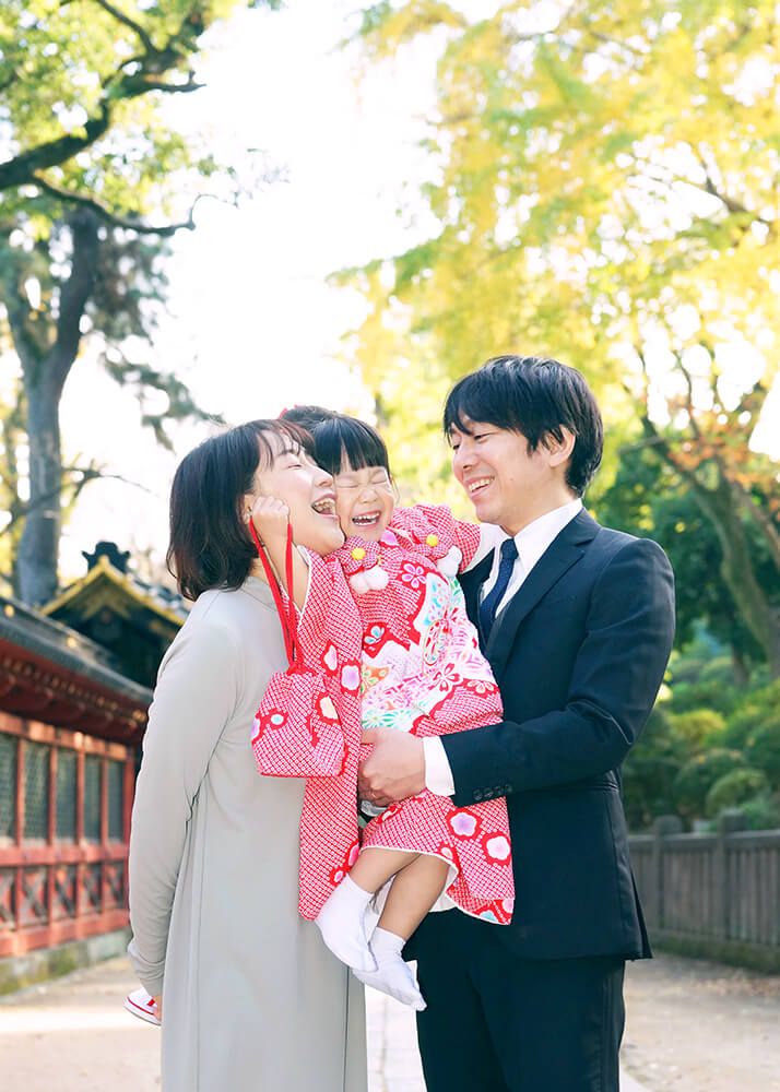 根津神社の参道でパパに抱っこしてもらう七五三の女の子