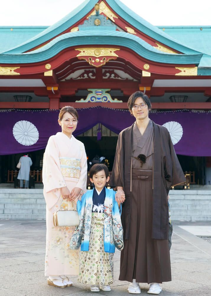 赤坂日枝神社の本殿前で水色の着物を着た七五三の男の子