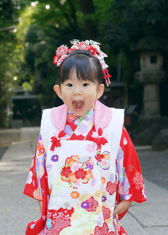 代々木八幡宮の参道を歩く七五三の女の子