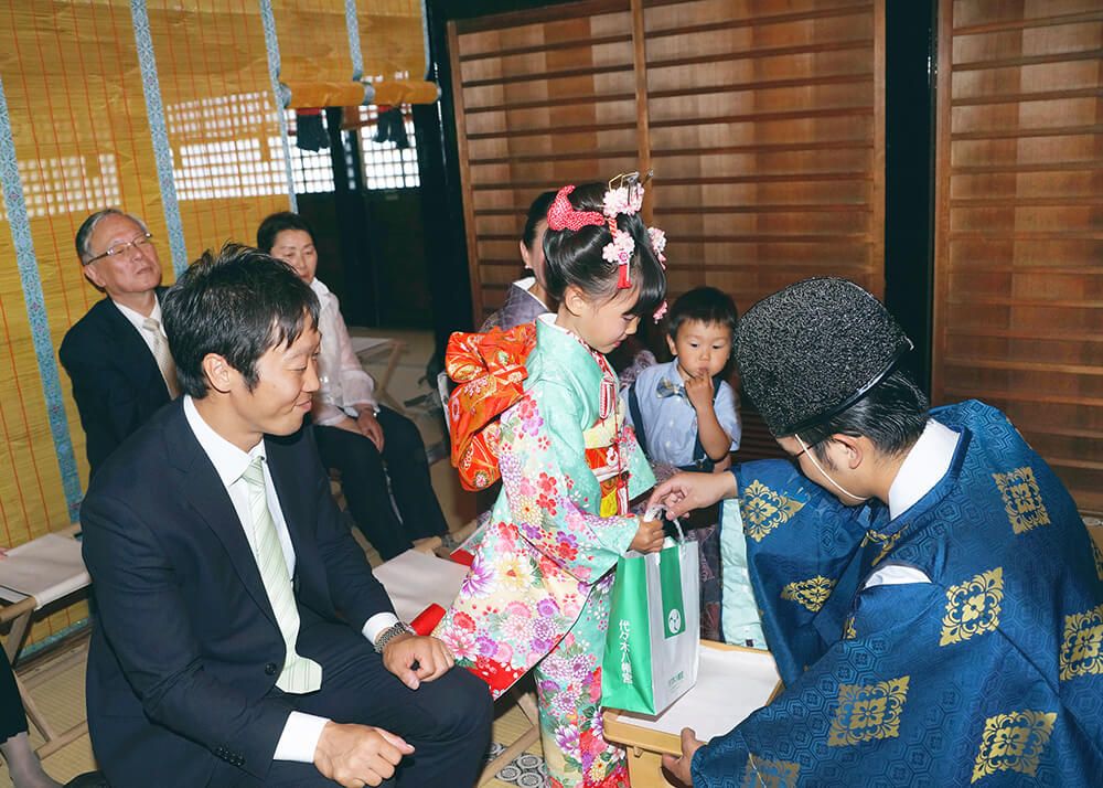 代々木八幡宮の七五三のご祈祷中の様子