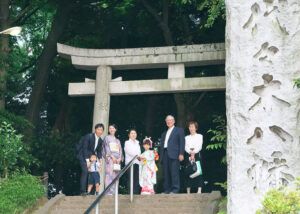 代々木八幡宮の鳥居前で七五三の集合写真