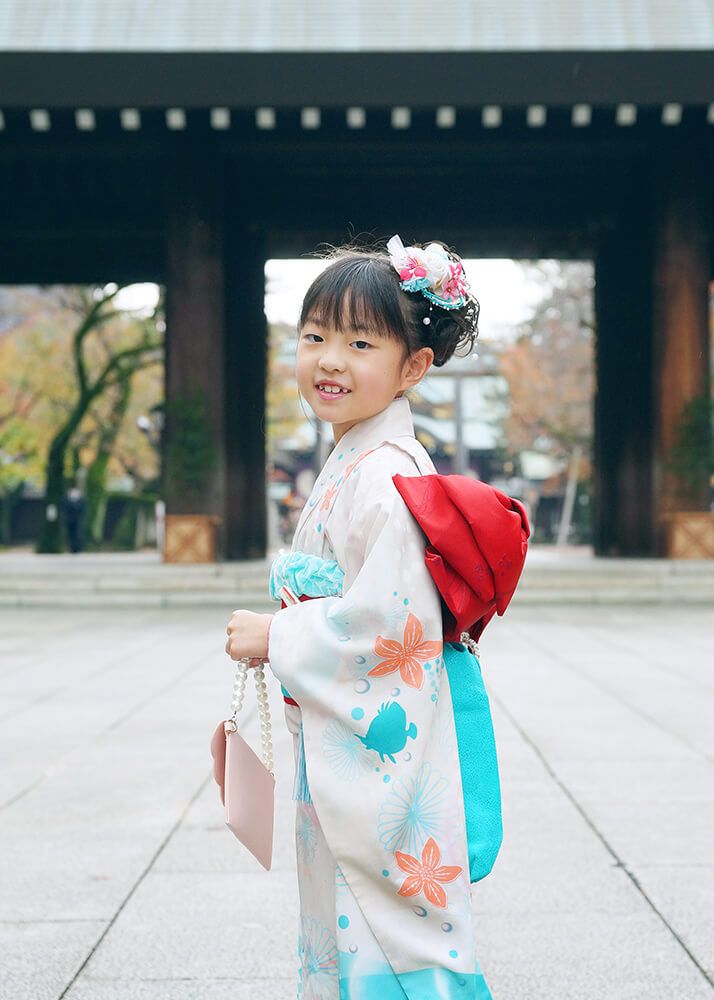 靖国神社の参道を歩く七五三の女の子