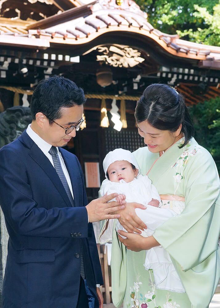 代々木八幡宮でお宮参りの赤ちゃんを抱っこするママ