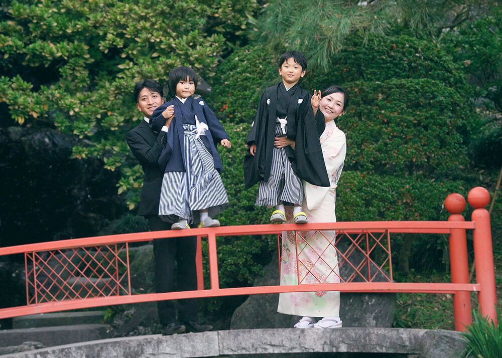 越谷久伊豆神社の日本庭園で七五三の家族写真