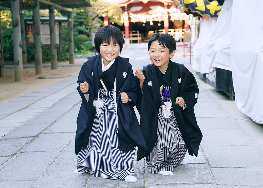 越谷久伊豆神社の参道を走る七五三の兄弟