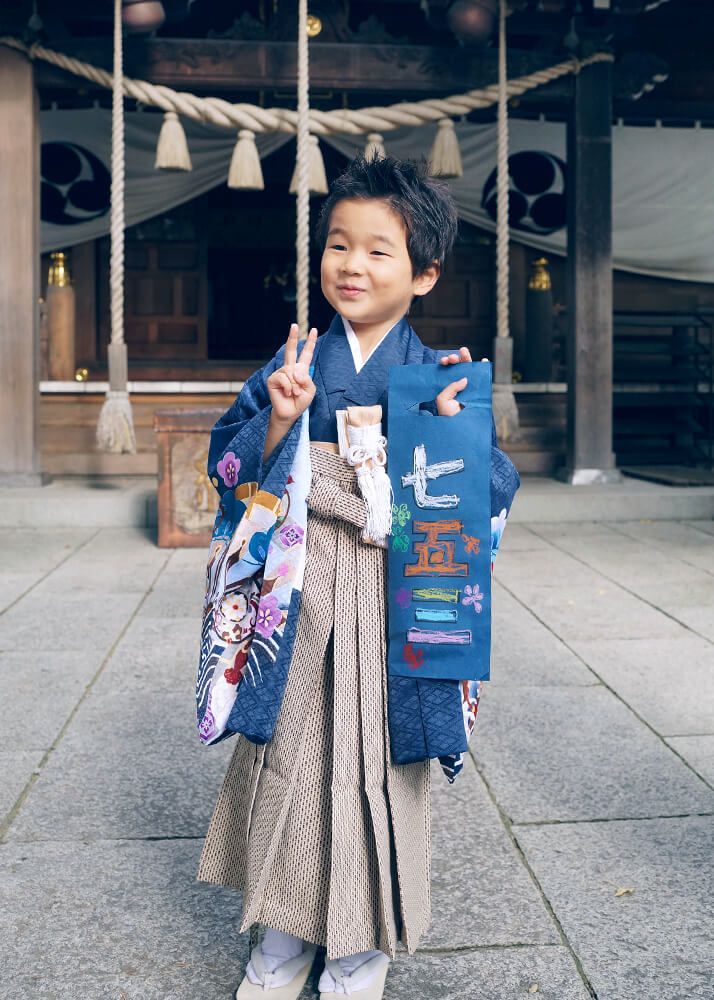 草加神社の本殿前で青色の着物を着た5歳男の子