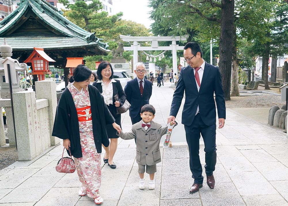 草加神社の参道を歩く七五三の家族