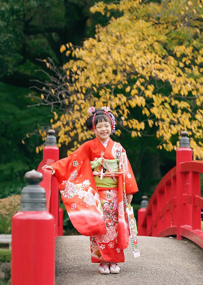 ニューオークラの日本庭園で七五三の女の子