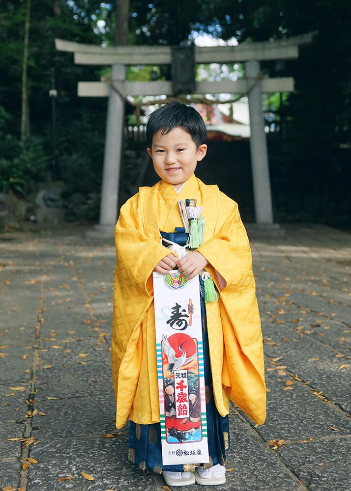 世田谷八幡宮の七五三で黄色い着物を着た5歳男の子